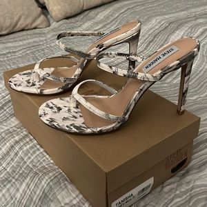 Steve Madden BRAND NEW trendy Steve Madden heels!